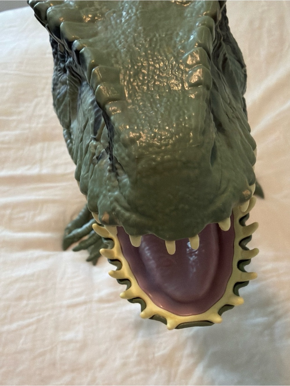 Jurassic World: Dominion Super Colossal Giganotosaurus 39'' Green Giant Dinosaur - Picture 8 of 13